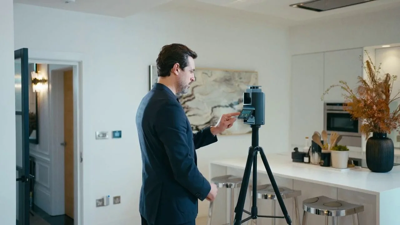 Prise de vue 360° dans une cuisine : l’opérateur règle la caméra montée sur trépied